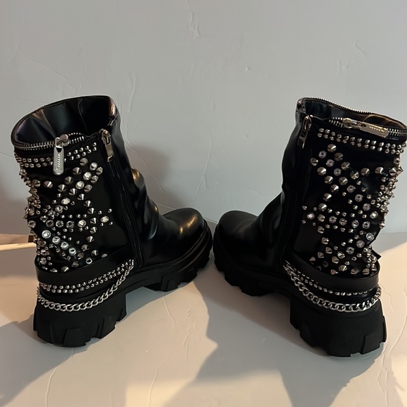 Azalea Wang black boots w/silver chains, faux rhinestones and studs, size 9 / 40 - Picture 10 of 16